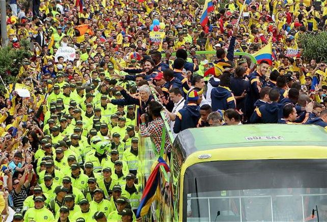 Pekerman y la selección de Colombia fueron recibidos como héroes