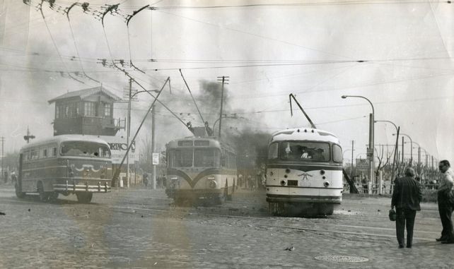 Rosariazos: incendio de troles en el Cruce Alberdi. 