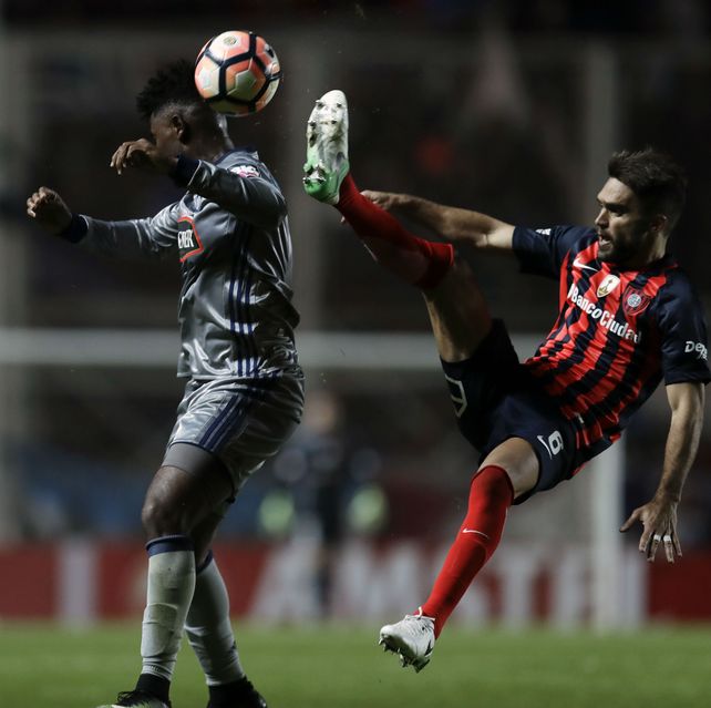 Codiciado. Caruzzo jugó el jueves para San Lorenzo ante Emelec por la Copa. Central lo quiere
