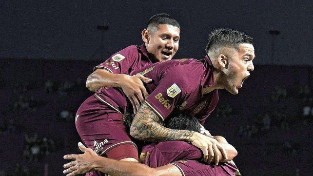 Lanús goleó como local a Arsenal por 3-0 y suma 17 puntos en el torneo.