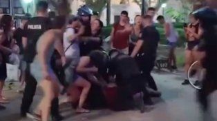 Cuando los manifestantes realizaron una pintada en el piso de la plaza interino la policía y se llevó a siete detenidos.&nbsp;