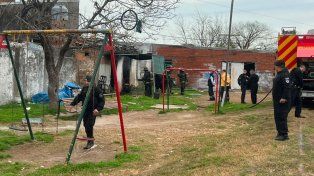 Tragedia en barrio Schneider: un nene de cuatro años murió en un incendio mientras su madre visitaba a su pareja en la cárcel de Las Flores