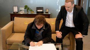 Milei llegó al país y firmó el proyecto de reforma laboral