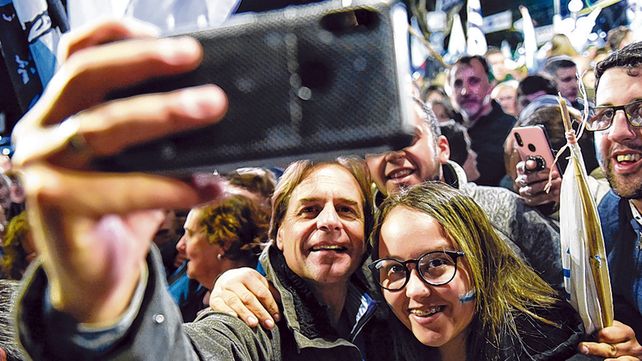ganador. Lacalle Pou durante la celebración posterior al voto. Salió segundo