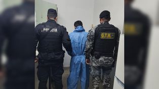 La policía identificó al sospechoso a diez cuadras de la chatarrería.