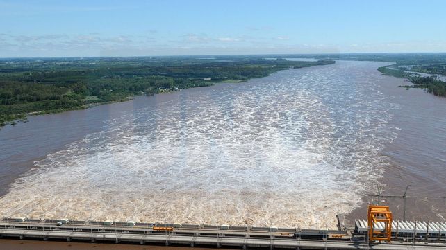 El lago a menos de 30 metros no puede estar
