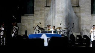 Casi 300 mil personas en el Monumento a la Bandera para ver el show de Fito Páez