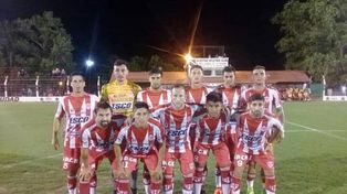 El festejo del goleador de Atlético Paraná