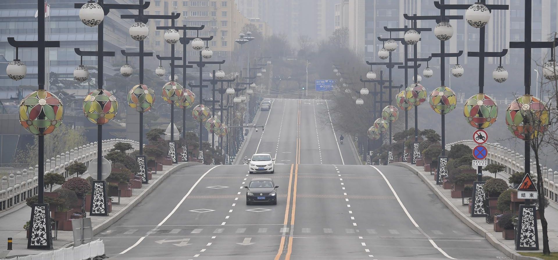 Foto publicada por la Agencia de Noticias Xinhua de China, los automóviles circulan por una calle casi vacía en Xi
