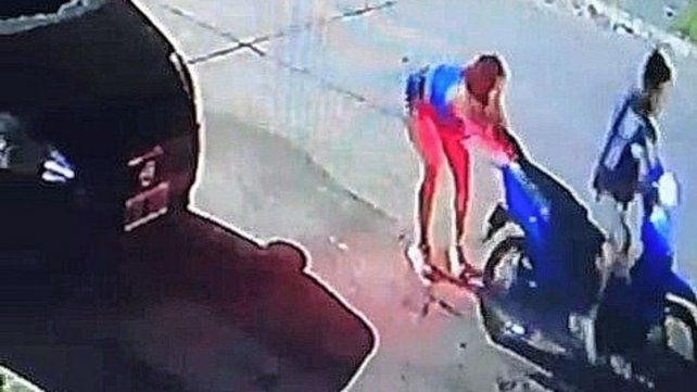 Momento en el que dos motochorros tumban de una moto en marcha a dos mujeres para robarle el rodado en barrio 7 Jefes.