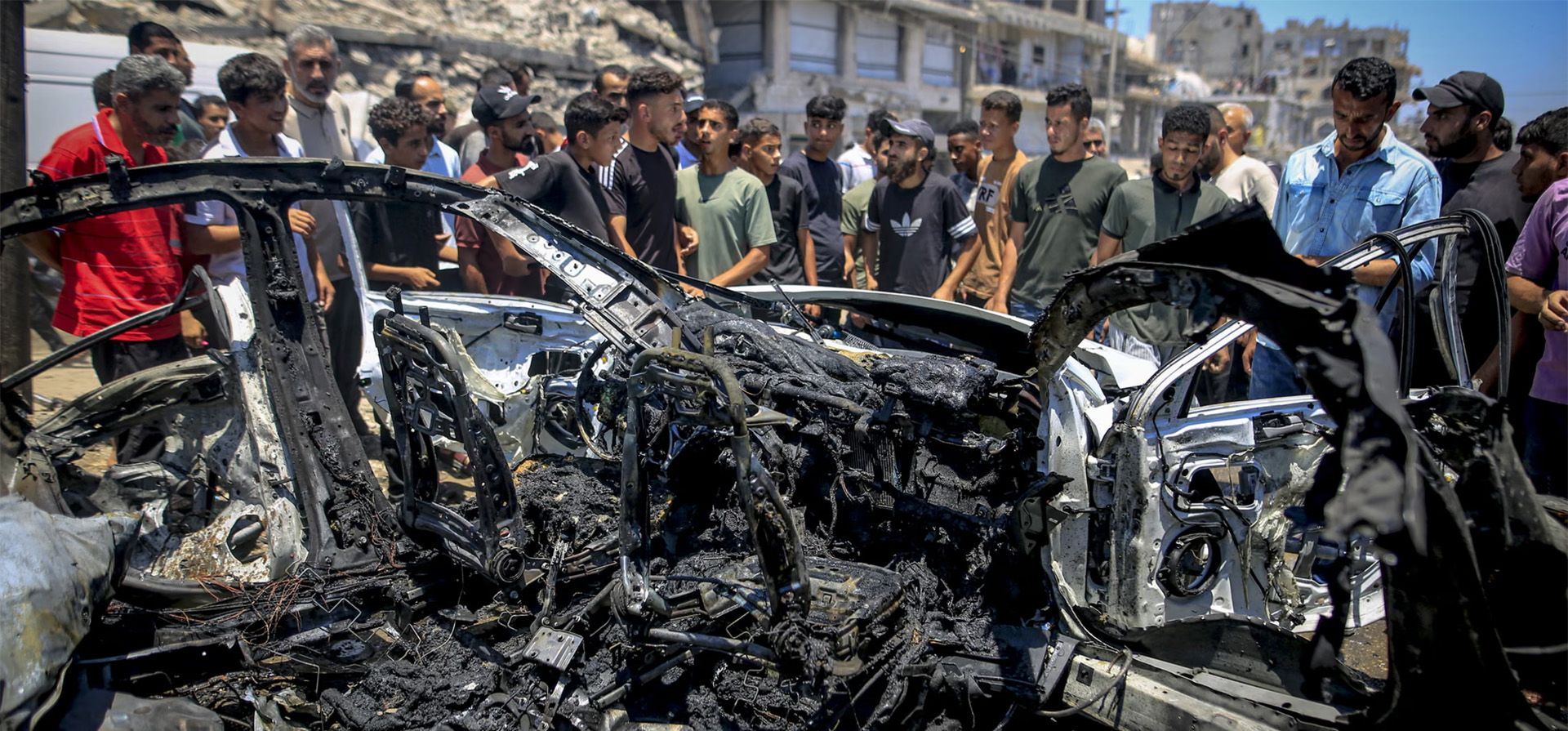 Palestinos se reúnen para inspeccionar un vehículo destruido tras ser atacado por el ejército israelí mientras estaba en tránsito, Ciudad de Gaza. Fotografía: Anadolu/Getty Images Palestinos se reúnen para inspeccionar un vehículo destruido tras ser atacado por el ejército israelí mientras estaba en tránsito, Ciudad de Gaza. Fotografía: Anadolu/Getty Images