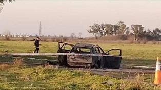 Dos cuerpos calcinados en un auto en Gálvez: investigan si fue un doble crimen