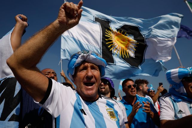 Hinchas argentinos realizaron un banderazo para darle apoyo a la selección nacional