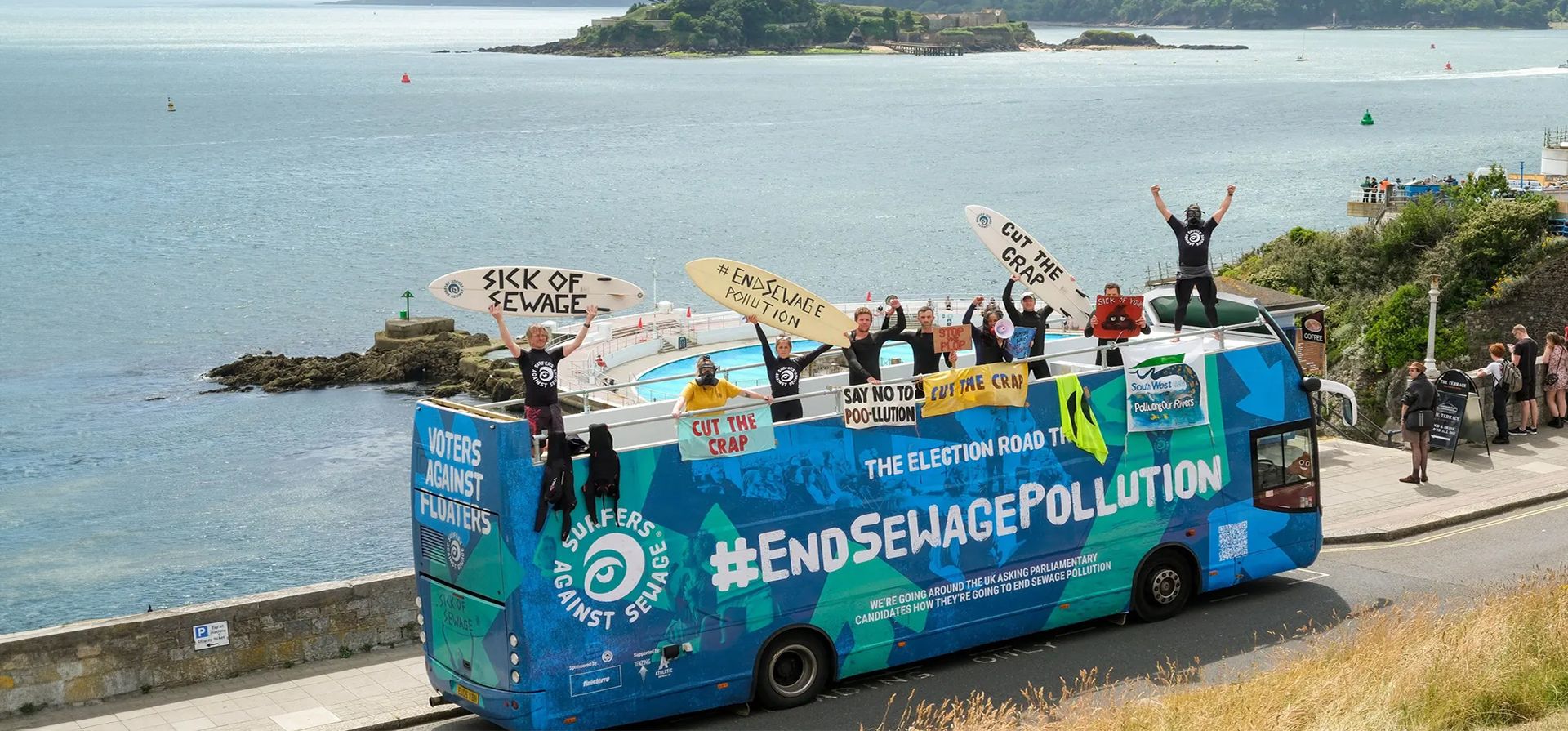 Activistas de Surfistas contra las Aguas Residuales en su autobús turístico electoral End Sewage Pollution en Plymouth Hoe, uno de los lugares de baño más contaminados por aguas residuales de Inglaterra y Gales, Plymouth, Reino Unido. Fotografía: Matt Keeble/PA Media Assignments/PA Activistas de Surfistas contra las Aguas Residuales en su autobús turístico electoral End Sewage Pollution en Plymouth Hoe, uno de los lugares de baño más contaminados por aguas residuales de Inglaterra y Gales, Plymouth, Reino Unido. Fotografía: Matt Keeble/PA Media Assignments/PA