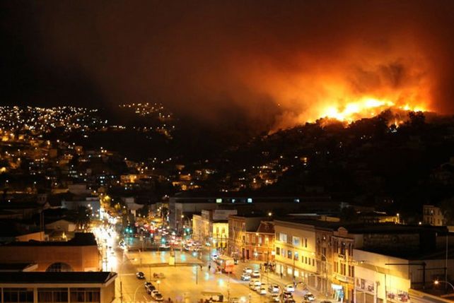 Chile: elevan a 16 los muertos tras voraz incendio en Valparaíso