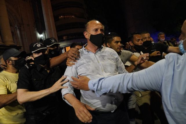 Los manifestantes increparon al gobernador Perotti.&nbsp;