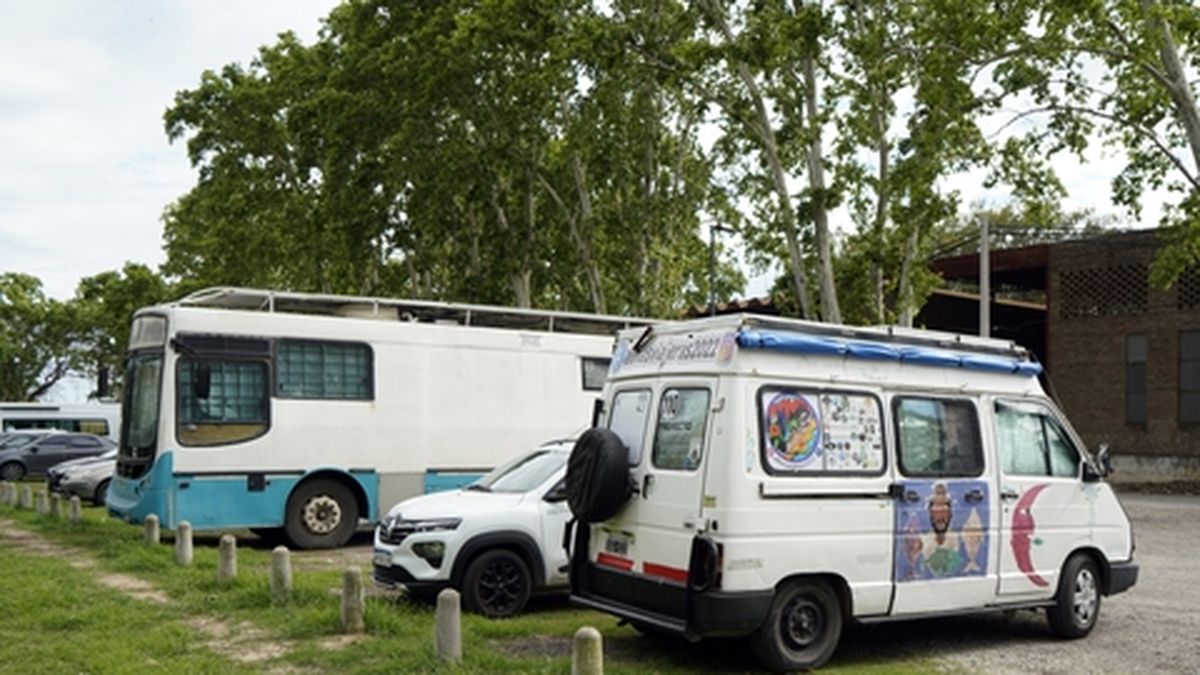 A metros del Monumento asoma un minibarrio de casas rodantes
