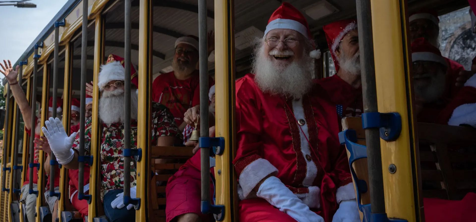 Miembros de la Escuela de Papá Noel pasean en un tranvía mientras celebran la graduación de una nueva clase de Papá Noel listos para la temporada navideña, Río de Janeiro, Brasil. Fotografía: Tercio Teixeira/AFP/Getty Images Miembros de la Escuela de Papá Noel pasean en un tranvía mientras celebran la graduación de una nueva clase de Papá Noel listos para la temporada navideña, Río de Janeiro, Brasil. Fotografía: Tercio Teixeira/AFP/Getty Images