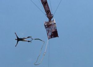 Dos j&oacute;venes murieron haciendo bungee jumping colgados de una gr&uacute;a