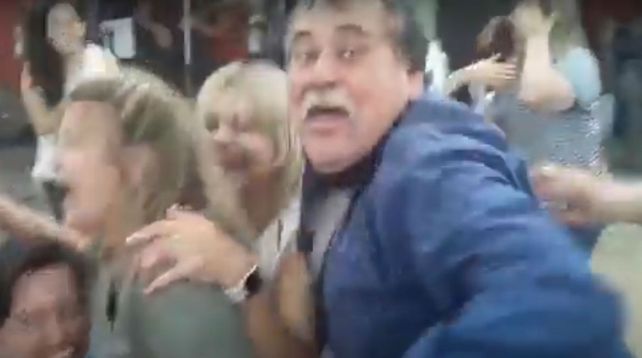 El intendente en plena fiesta haciendo el trencito con dos mujeres y con el barbijo en la pera.