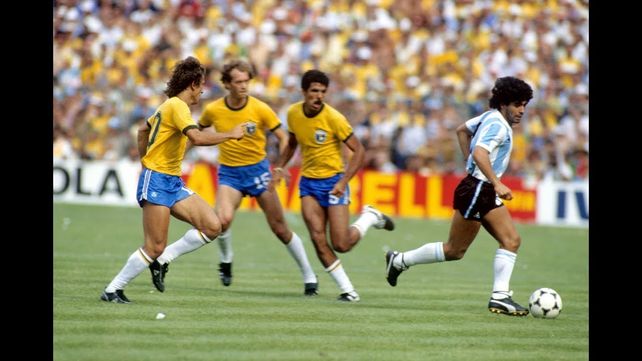 Los brasileños también lo miraron de atrás (como Zico, Falcao y Toninho Cerezo), por más que ganaron y Diego fue expulsado.