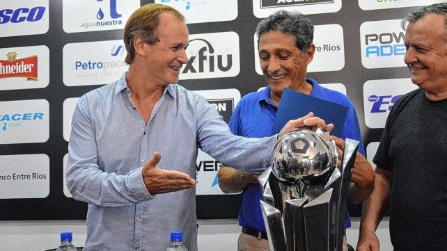 Gustavo Bordet entregó un aporte económico a Patronato.