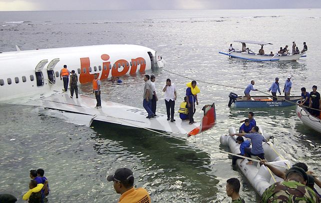 Rescate en la isla. El fuselaje del aparato se partió en dos y un tercio del mismo quedó sumergido.