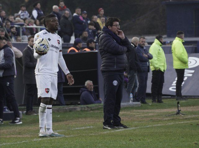 Alfredo Berti dirigió a Independiente Rivadavia ante Newells por la primera fecha.