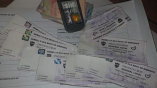 Al sujeto detenido le secuestraron once entradas, dinero y un celular.