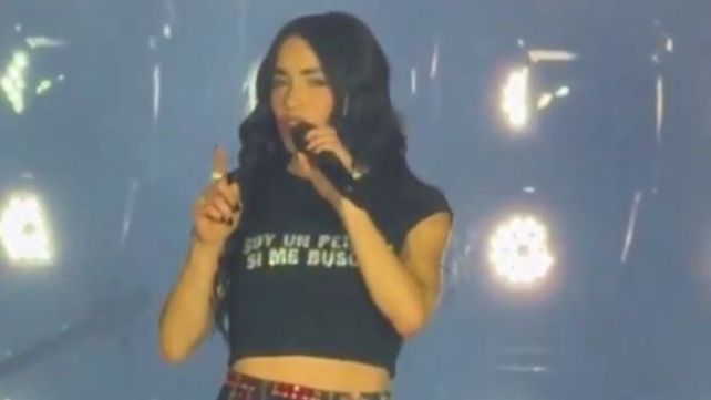 Antes de terminar el show Lali salió al escenario con una remera que decía soy un pleigro si me buscan.