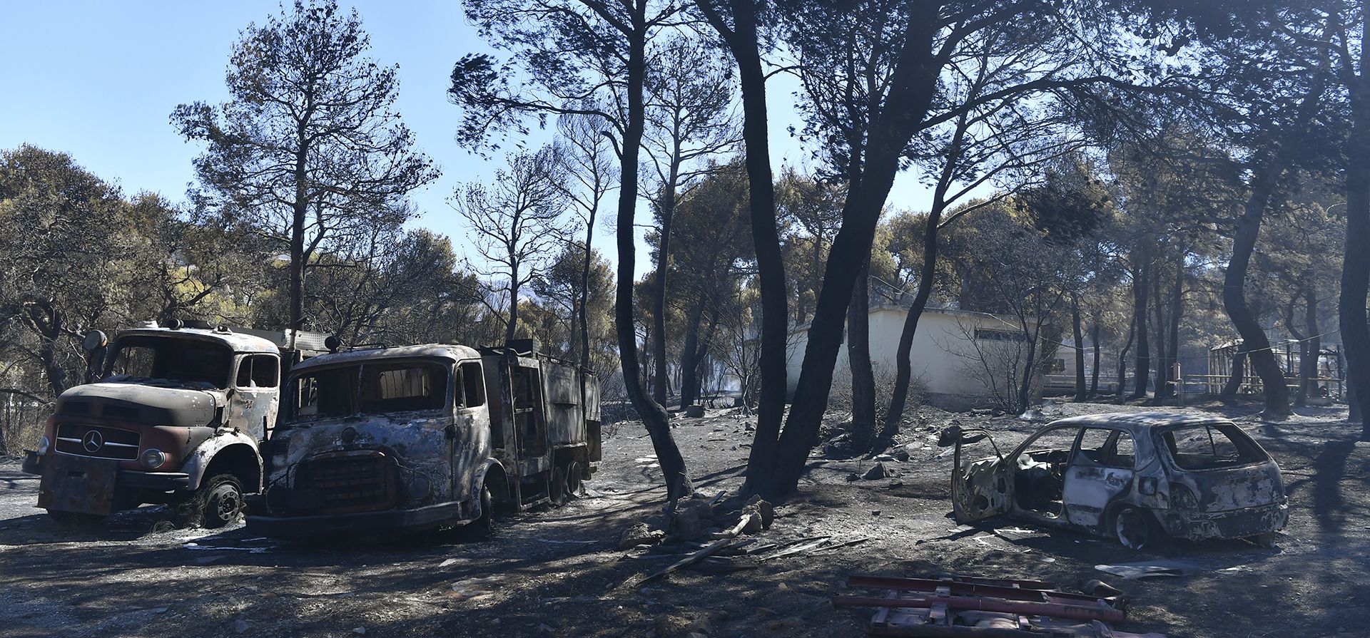 Vehículos quemados estacionados en Nea Penteli, un suburbio de Atenas, el martes 13 de agosto de 2024, luego de un gran incendio forestal que arrasó los suburbios del norte de la capital griega. (Foto AP/Michael Varaklas) Vehículos quemados estacionados en Nea Penteli, un suburbio de Atenas, el martes 13 de agosto de 2024, luego de un gran incendio forestal que arrasó los suburbios del norte de la capital griega. (Foto AP/Michael Varaklas)