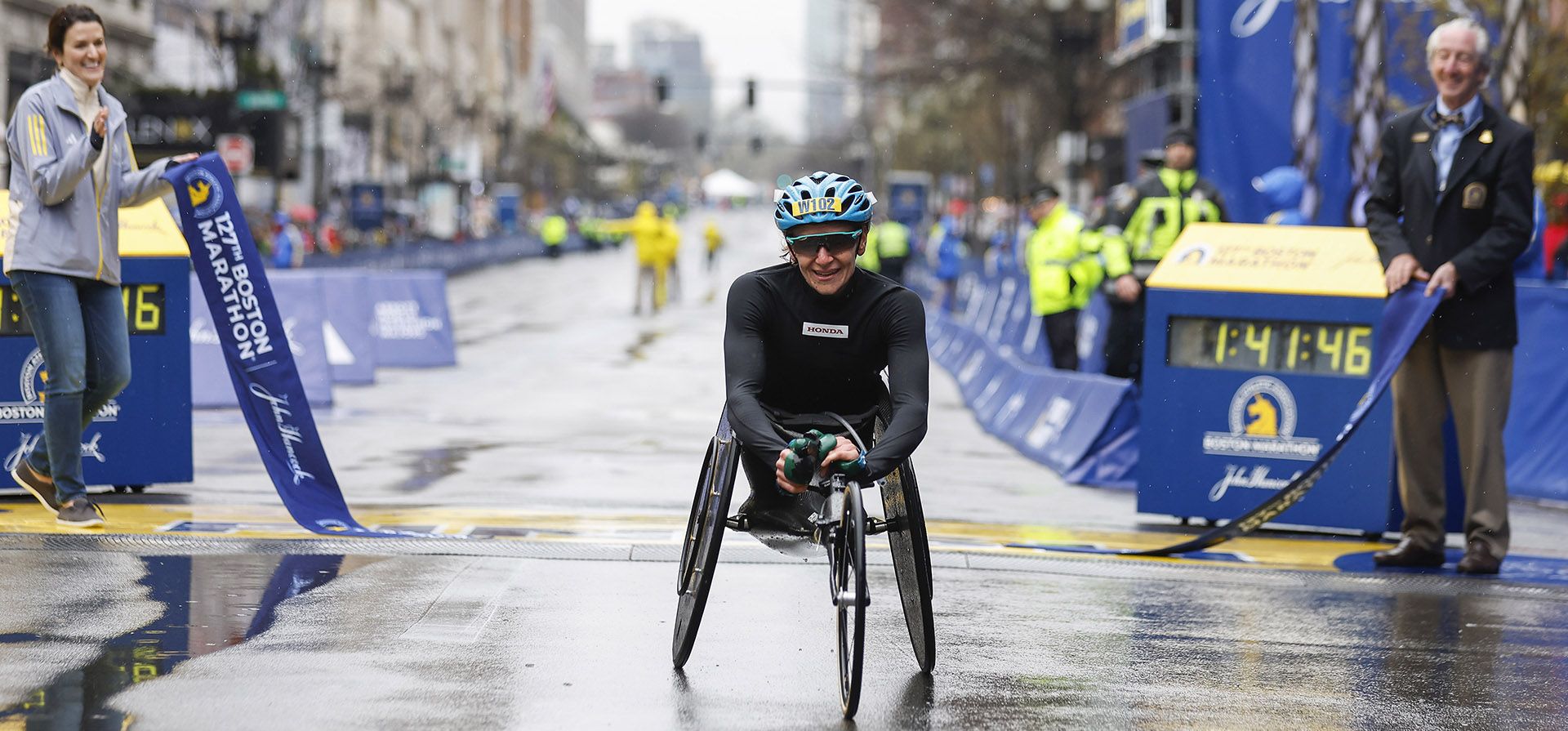 ARCHIVO - Susannah Scaroni sonríe después de romper la cinta para ganar la división femenina en silla de ruedas del 127º Maratón de Boston el lunes 17 de abril de 2023 en Boston. El Maratón de Boston agregará dos divisiones más para atletas y aumentará el dinero en premios, lo que hará que la bolsa total del Día de los Patriotas supere el millón de dólares por primera vez, dijeron los organizadores el jueves 7 de septiembre. (Foto AP/Winslow Townson, archivo) ARCHIVO - Susannah Scaroni sonríe después de romper la cinta para ganar la división femenina en silla de ruedas del 127º Maratón de Boston el lunes 17 de abril de 2023 en Boston. El Maratón de Boston agregará dos divisiones más para atletas y aumentará el dinero en premios, lo que hará que la bolsa total del Día de los Patriotas supere el millón de dólares por primera vez, dijeron los organizadores el jueves 7 de septiembre. (Foto AP/Winslow Townson, archivo)