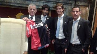 Lorente posó con una camiseta de Newells detrás del sillón del Vaticano