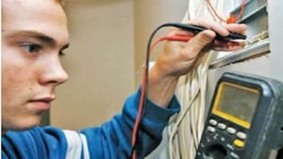 Albañilería y electricidad, el inicio de la escuela de oficios