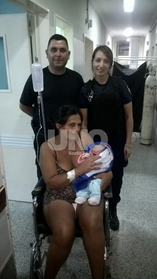 Tuvo a su hijo en plena calle con ayuda de policías y enfermeros