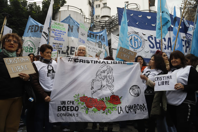 La militancia se congreg&oacute; frente a la casa de la expresidenta.