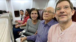 Los hermanos Cristiana y Pedro Joaquín Chamorro, junto al gerente del diario La Prensa, Juan Lorenzo Holman, en el vuelo que los traslada a Washington tras ser deportados de Nicaragua.&nbsp;