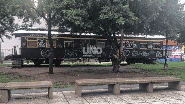 Un grupo de jóvenes en situación de calle vive en el tradicional vagón de Pedro Vittori: No tenemos donde dormir