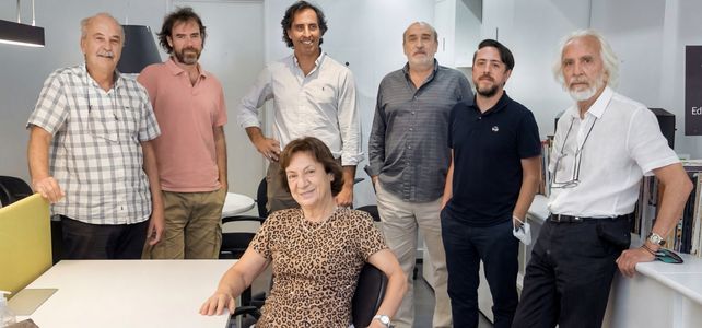 Juan Pfeifer (primero a la derecha) junto a su grupo de trabajo en el Estudio PFZ.