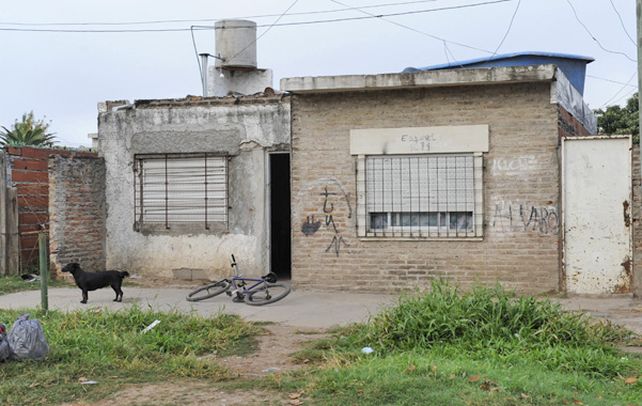 En el fondo. Julio Camaño vivía en una casa de pasillo de Esquivel al 1200. Adelante residían tres de sus hermanos.