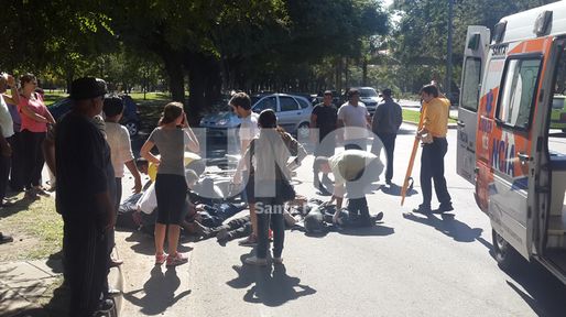 Grave accidente entre tres motos en la costanera oeste santafesina