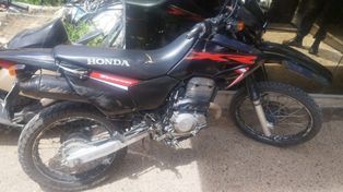 A los delincuentes se les secuestro una moto Honda Tornado y un cuchillo, quedaron detenidos.&nbsp;