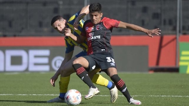 Buen aporte. Comba intenta dominar la pelota ante la marca de Blanco. &nbsp;Gamboa se la jugó por el delantero leproso y acertó.