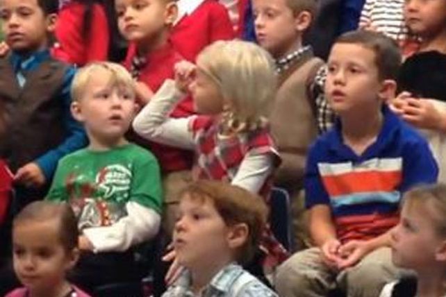 La sorpresa de Navidad de una nena a sus padres sordos que conmovió al mundo