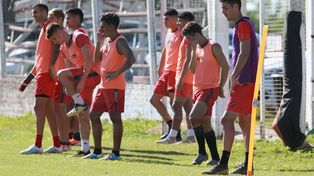 Los jugadores del Rojinegro&nbsp; a la espera de volver a entrenar.