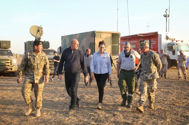 Combate de incendios en las islas: Perotti recorrió el puesto de comando unificado en Alvear
