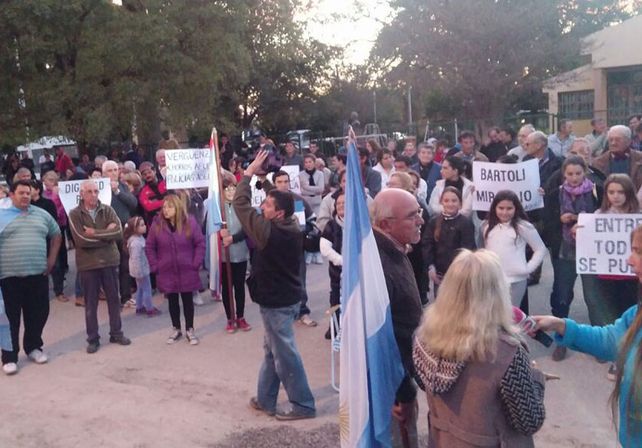 Vecinos se manifestaron a favor de los policías imputados por torturas