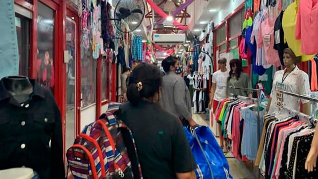 Las ferias como La Salada son consideradas competencia desleal e injusta por los comerciantes de la región