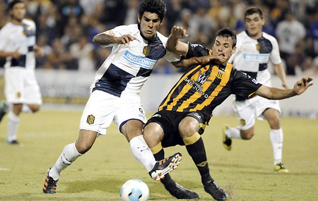 Errático. Javier Toledo intenta sortear la marca del defensor de Almirante. El delantero canalla desperdició todas las chances que se le presentaron.