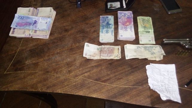 Los agarraron con más de 100 dosis de cocaína